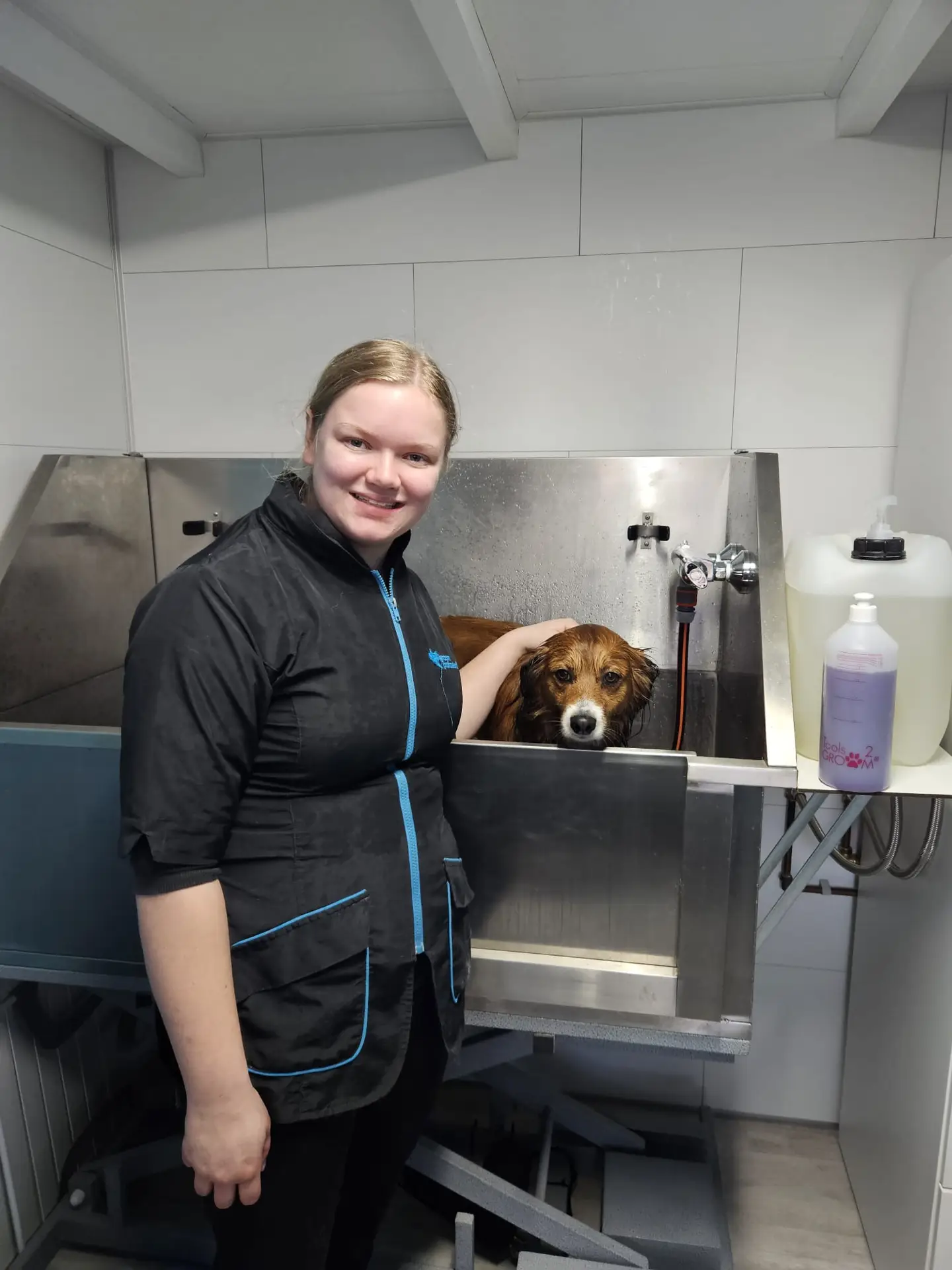 Ik in mijn trimsalon met hond